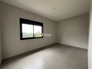 Ambiente interno de uma sala com grande janela.