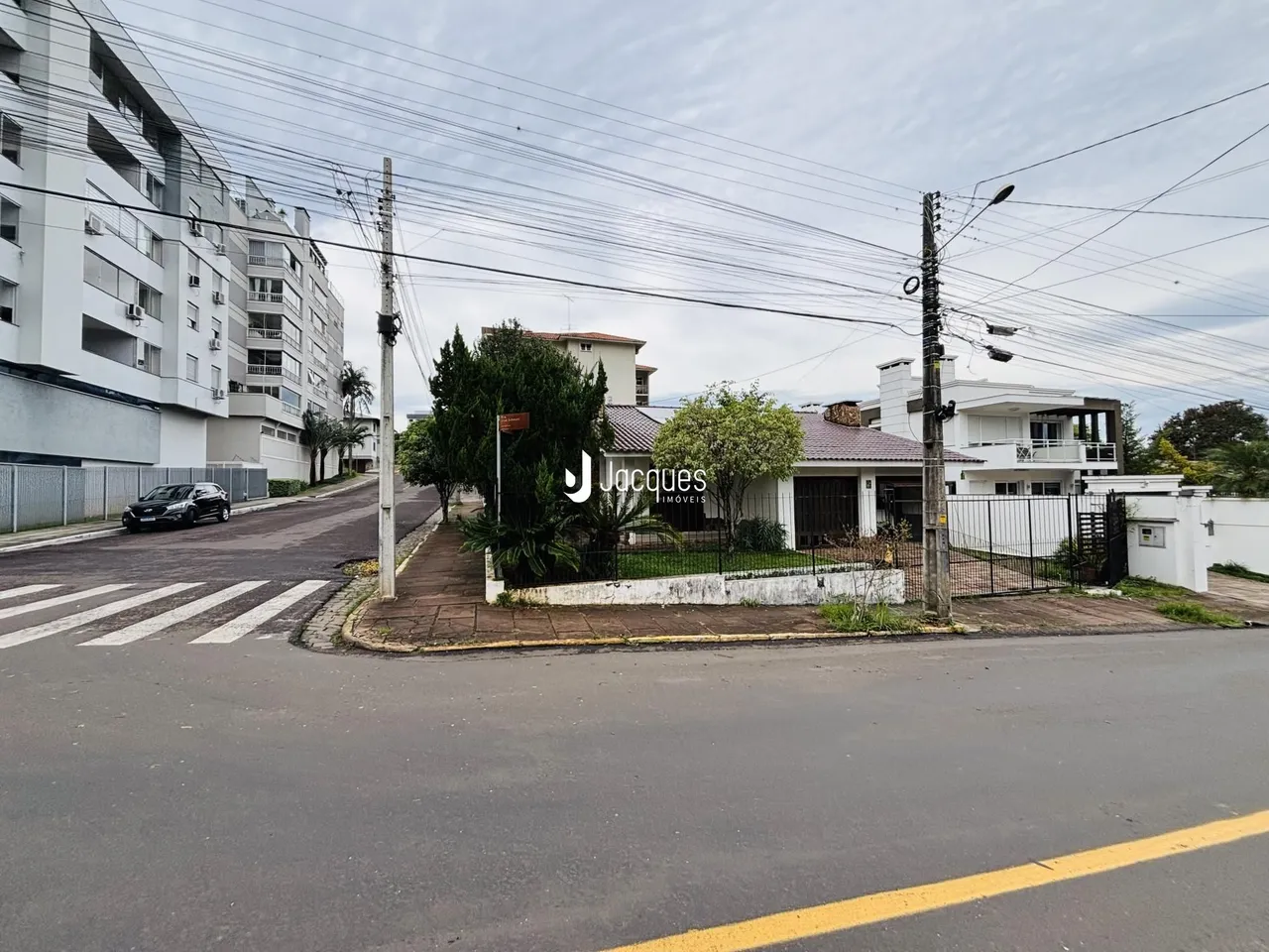 Vista da fachada de uma residência em Lajeado, Brasil, ao lado de uma rua.
