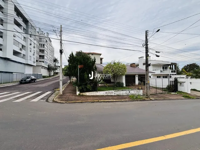 Vista da fachada de uma residência em Lajeado, Brasil, ao lado de uma rua.