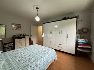 Foto de um quarto com cama e guarda-roupa em um imóvel.