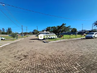 Vista externa de uma propriedade em Lajeado, Brasil, com área pavimentada e gramado.