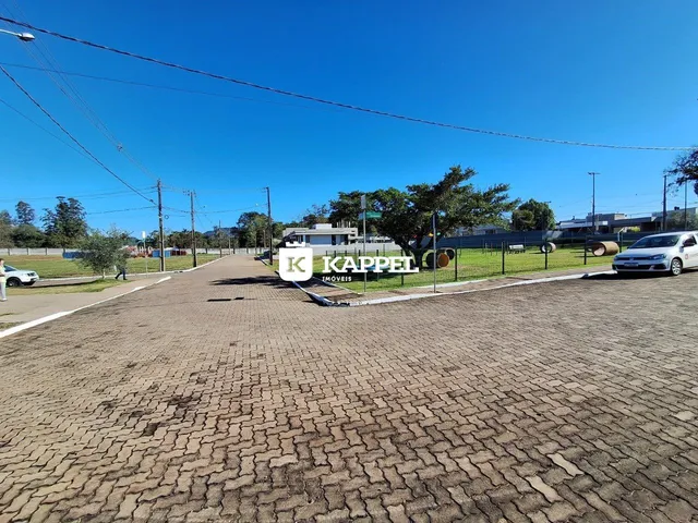 Vista externa de uma propriedade em Lajeado, Brasil, com área pavimentada e gramado.