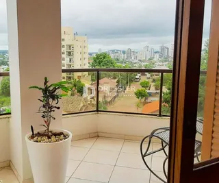 Vista de um ambiente interno com vista para o exterior de um imóvel em Lajeado.