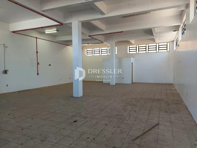 Espaço interno de uma residência com piso de cerâmica.