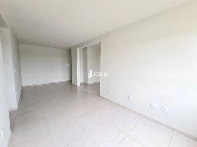 Vista interna de um ambiente com piso de cerâmica clara.
