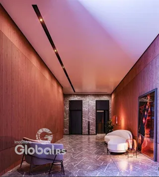 Hall de entrada com paredes de madeira e piso de pedra.