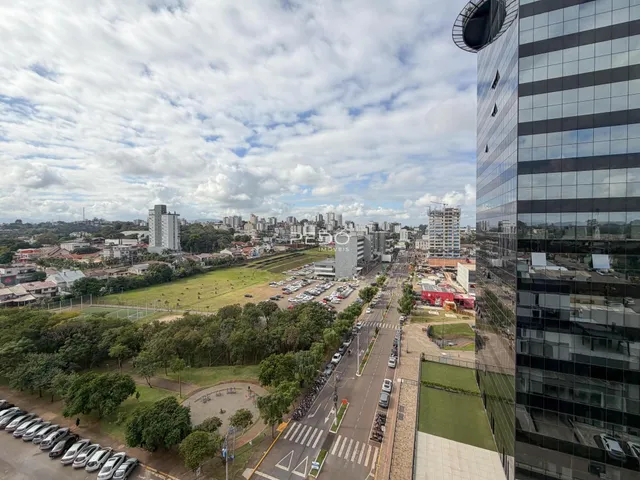 Vista aérea de uma área urbana com paisagem verde e edifícios modernos.