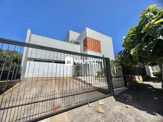 Fachada de uma residência moderna com portão de ferro.
