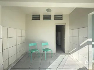 Esta é uma vista interna de um espaço com piso de cerâmica e paredes brancas.