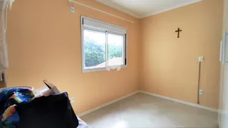 Quarto com paredes em tom alaranjado e piso claro.