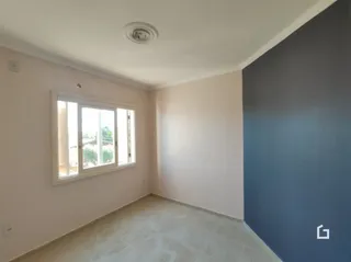 Quarto interno com parede clara e piso claro.