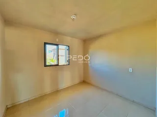 Ambiente interno com piso de cerâmica e janela de luz.