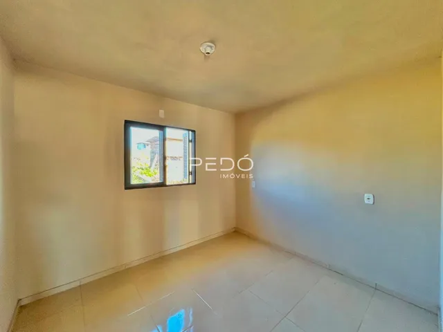 Ambiente interno com piso de cerâmica e janela de luz.
