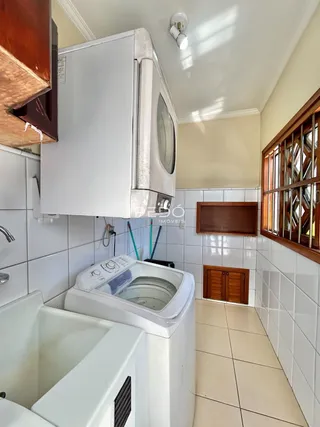 Foto de um banheiro com revestimento cerâmico branco.