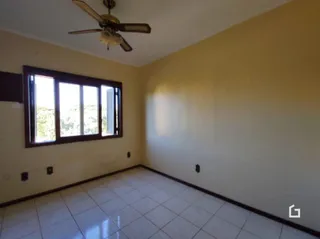 Foto de um cômodo interno com janela e piso de cerâmica.