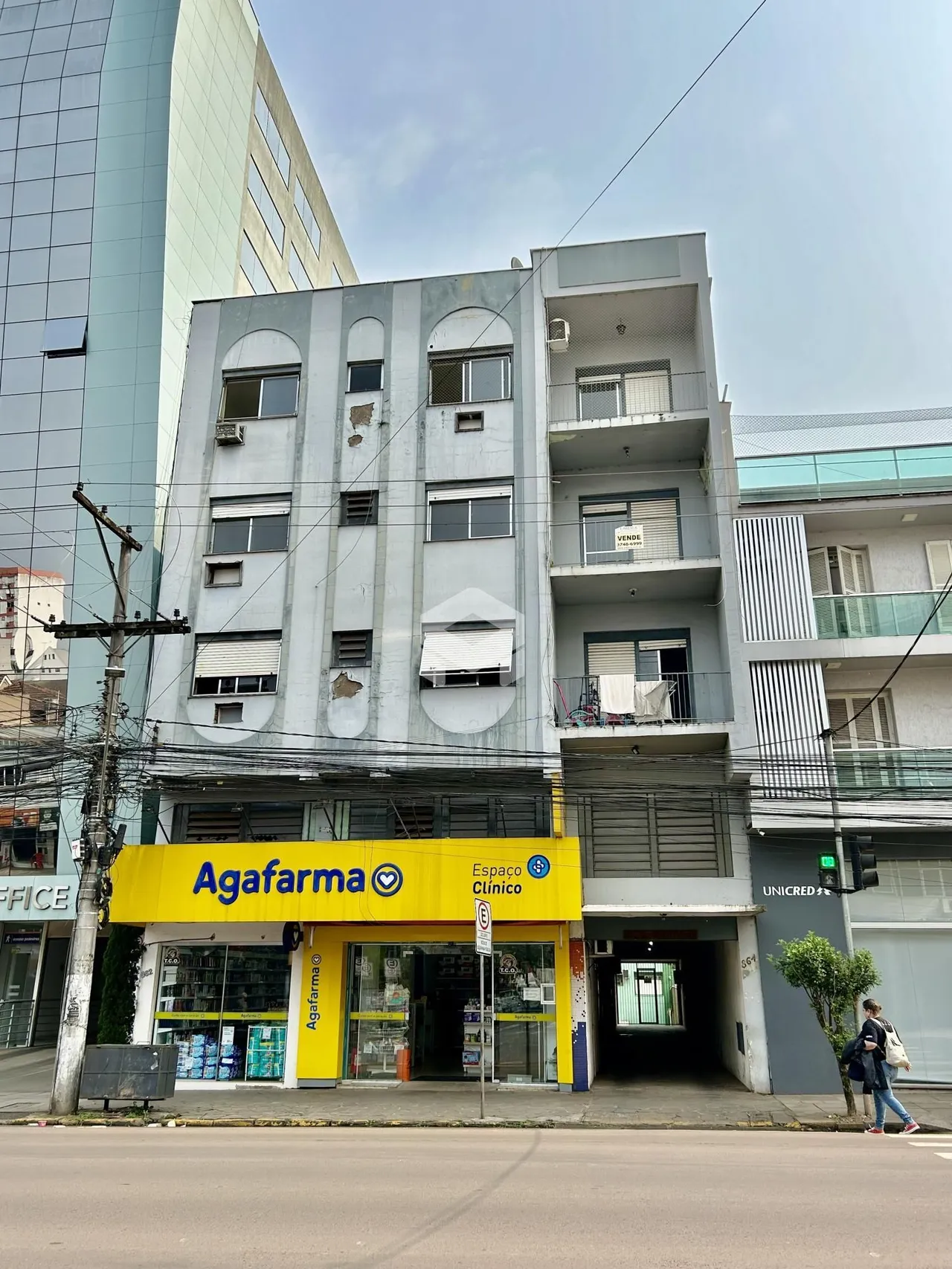 Fachada de um prédio residencial em Lajeado, Brasil, com comércio no térreo.