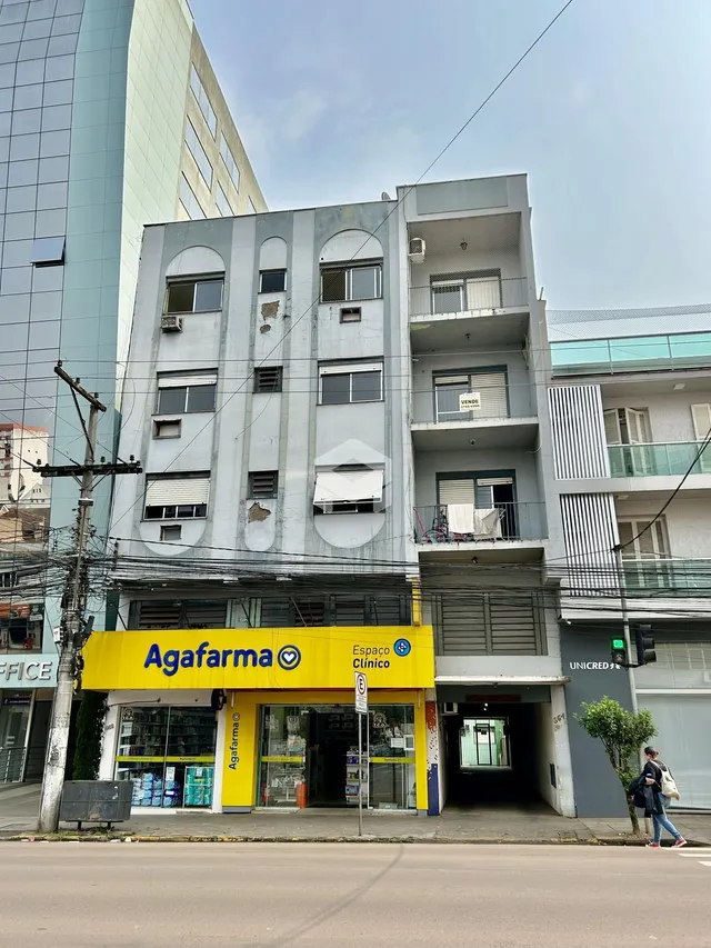 Fachada de um prédio residencial em Lajeado, Brasil, com comércio no térreo.