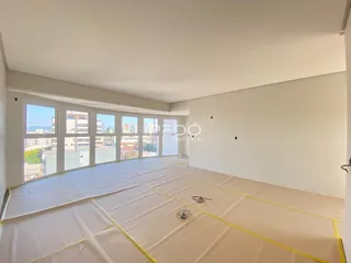 Quarto amplo com vista para a cidade.