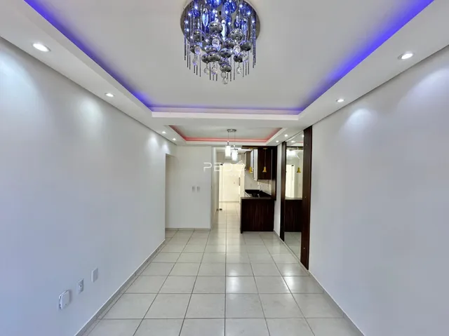 Corredor interno de uma residência com piso de cerâmica.