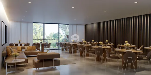 Ambiente interno de sala de jantar com mesas redondas.