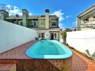 Piscina azul em área externa de residência.