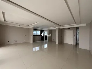 Um corredor amplo e claro de uma residência em Lajeado.