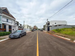Vista da fachada de uma rua residencial em Lajeado, Brasil.