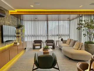 Uma sala de estar moderna com grandes janelas e decoração contemporânea.
