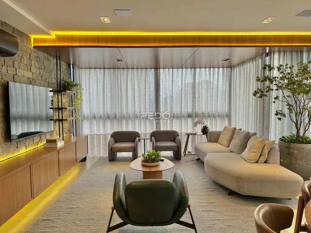 Uma sala de estar moderna com grandes janelas e decoração contemporânea.