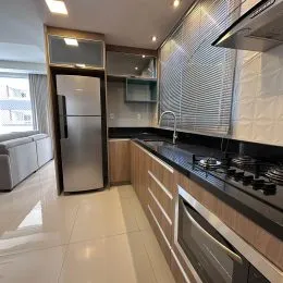 Foto de uma cozinha moderna com armários e bancada escura.