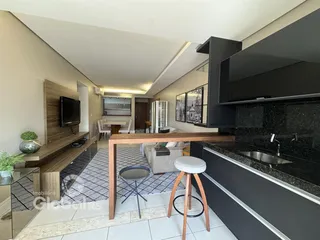 Interior de uma sala de estar com cozinha integrada em Lajeado, Brasil.
