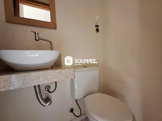 Foto de um banheiro com pia e vaso sanitário em um imóvel.