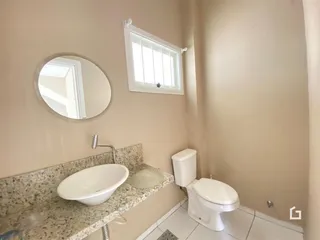 Foto de um banheiro com pia e vaso sanitário em um imóvel.