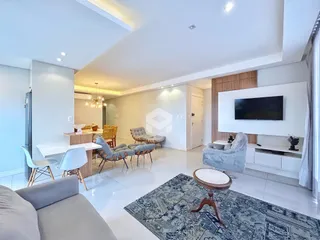 Sala de estar moderna com piso claro e decoração contemporânea.