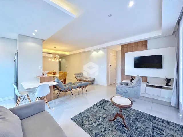 Sala de estar moderna com piso claro e decoração contemporânea.