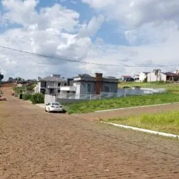 Vista externa de uma residência em Lajeado, Brasil, com paisagem de campo ao fundo.