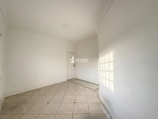 Corredor com piso cerâmico claro.