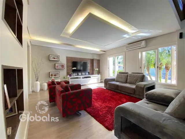 Sala de estar com piso de madeira e sofá cinza.
