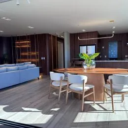 Sala de estar com sofá e mesa de madeira em ambiente moderno.