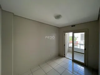 Vista interna de um ambiente com piso de cerâmica e porta de vidro.
