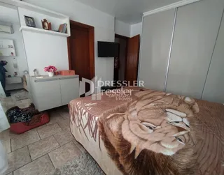 Quarto com cama decorada em ambiente interno.