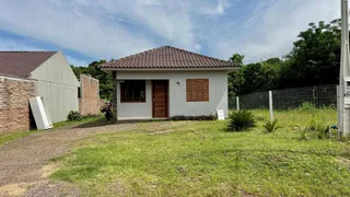 Fachada de uma casa simples com telhado de telhas vermelhas.