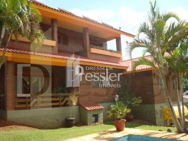 Fachada de uma residência em Lajeado, Brasil, com telhado de telha e vegetação ao redor.