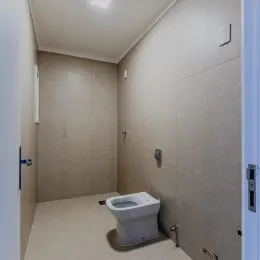 Foto de um banheiro simples com vaso sanitário branco.