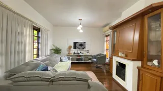 Sala de estar com sofá e decoração em ambiente residencial.