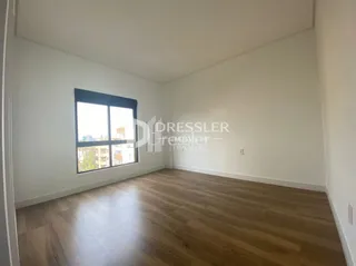 Foto de um cômodo com piso de madeira clara.