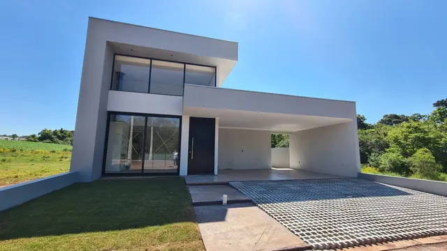Fachada moderna de uma residência em Lajeado, Brasil, com grandes janelas de vidro.