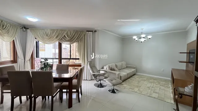 Sala de jantar com mesa e cadeiras em apartamento no Brasil