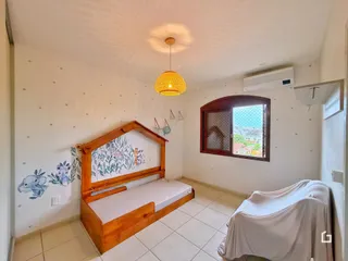 Quarto com cama de madeira e paredes brancas em Lajeado.