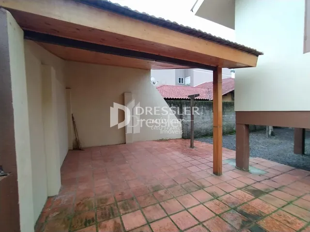 Vista da fachada de uma estrutura com piso de tijolos na Lajeado.